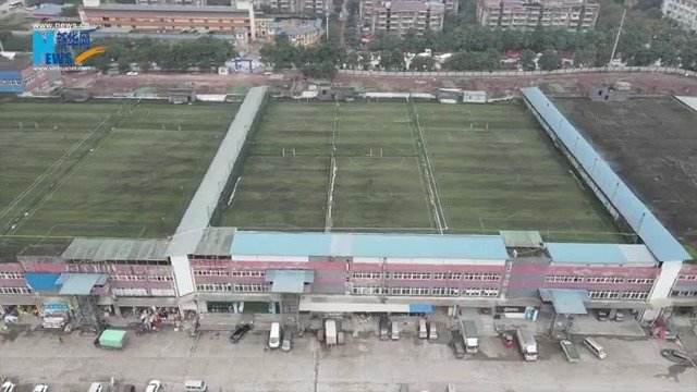 مذهل! بناء ملعب كرة قدم معلق فوق مبنى من 3 طوابق في تشونغتشينغ