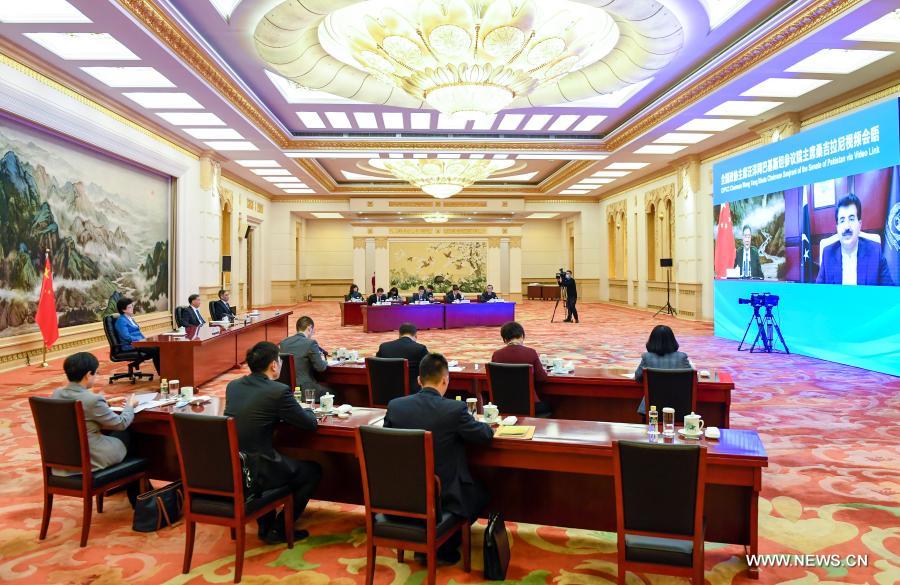 كبير المستشارين السياسيين الصينيين يعقد محادثات مع رئيس مجلس الشيوخ الباكستاني