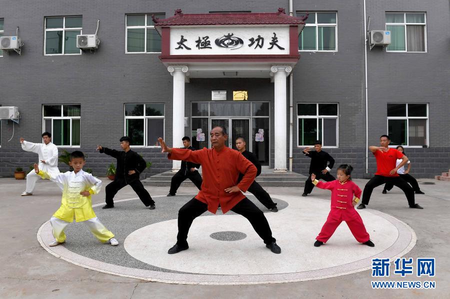 تشينجياغو ، مسقط رأس رياضة تايجيتشوان في الصين ، تجذب المشجعين من جميع أنحاء العالم