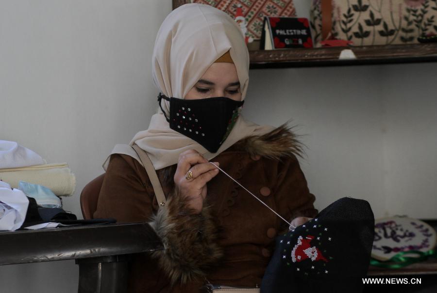 سيدات من غزة مصابات بالسرطان يطرزن كمامات طبية لأعياد الميلاد