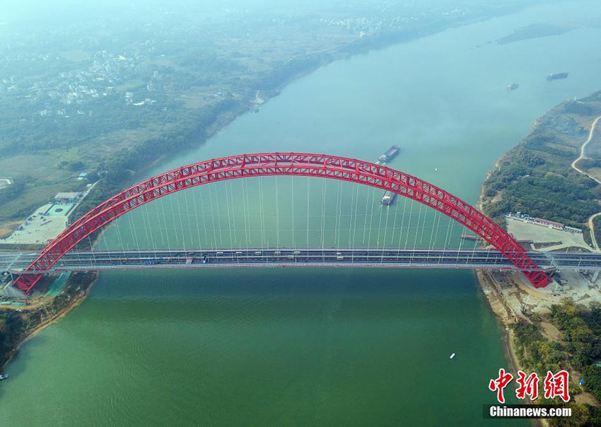 تدشين أكبر جسر مقوس في العالم بمقاطعة قوانغشي الصينية