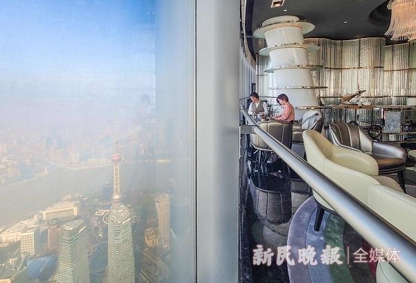 556 مترا! معلم جديد في شنغهاي: أطول فندق في العالم يدخل مرحلة التشغيل التجريبي  