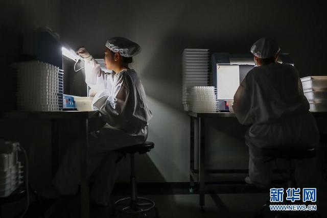 الصين توافق على أول لقاح طورته بنفسها لكوفيد-19