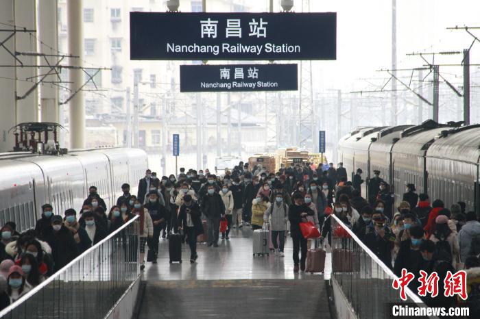 الصين تشهد قفزة في السفر بالقطارات خلال عطلة رأس السنة الجديدة