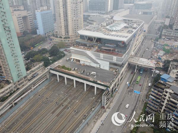 بناء مجمع تجاري فوق سكك الحديدية عالية السرعة في تشونغتشينغ