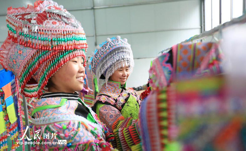 قومية مياو تنشغل في صناعة الأزياء التقليدية ترحيبا بالعام الجديد