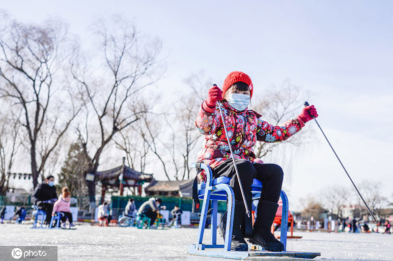  الساحة الجليدية شيتشاهاي للتزلج ببكين تدخل ذروة تدفق الزوار