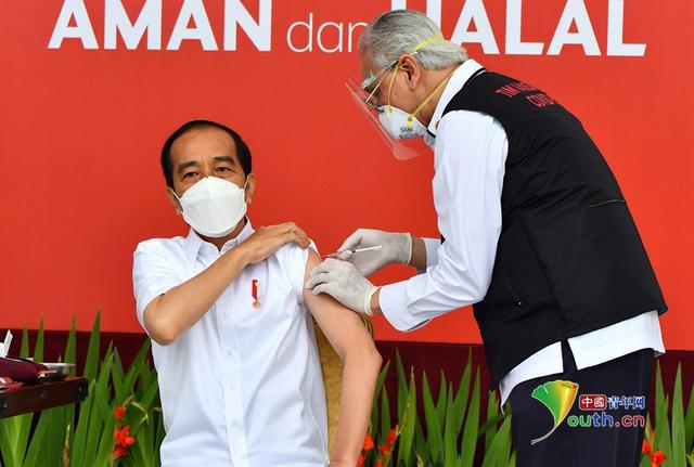 الرئيس الإندونيسي يتلقى أول جرعة من لقاح صيني مضاد لكوفيد-19