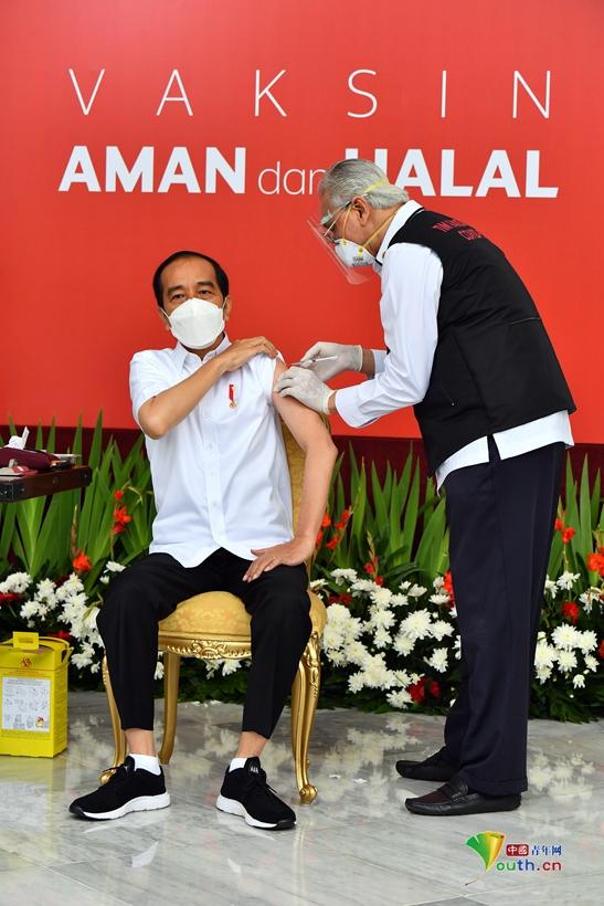 الرئيس الإندونيسي يتلقى أول جرعة من لقاح صيني مضاد لكوفيد-19