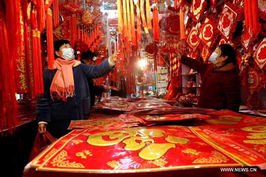 شراء الزينات قبيل رأس السنة القمرية الجديدة في شرقي الصين