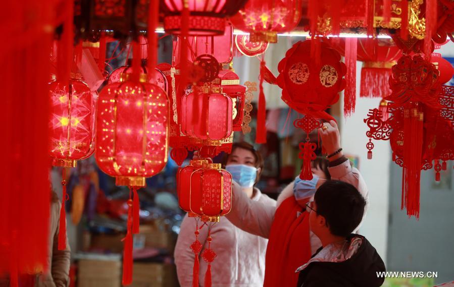 شراء الزينات قبيل رأس السنة القمرية الجديدة في شرقي الصين