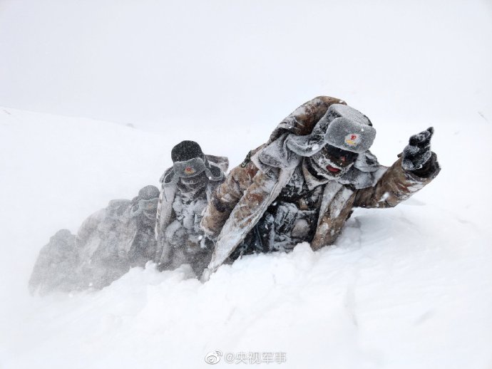 الدوريات الحدودية وسط العواصف الثلجية في شينجيانغ