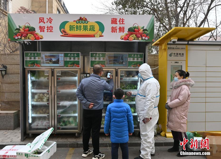 شيجياتشوانغ، خبي : آلة بيع الفواكه والخضروات للوقاية من الأوبئة  تحظي بشعبية كبيرة 