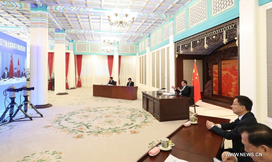 رئيس مجلس الدولة الصيني يستمع إلى تقرير عمل من الرئيسة التنفيذية لمنطقة هونغ كونغ الإدارية الخاصة