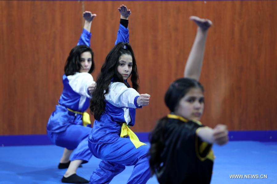 مقالة : فتيات فلسطينيات يتحدين القيود المجتمعية ويمارسن فنون قتال صينية
