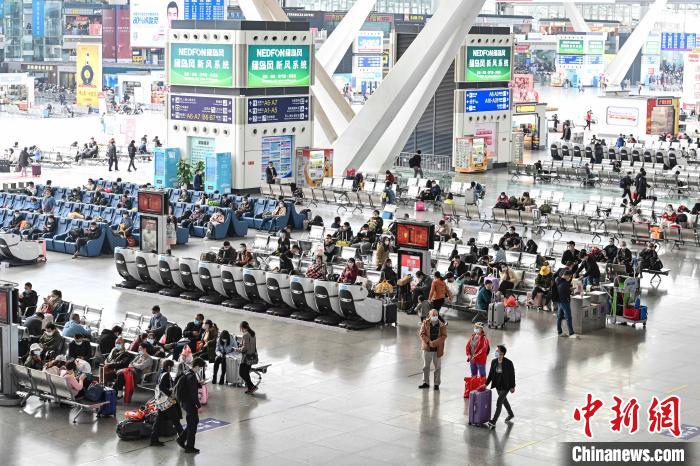 الصين تشهد انخفاض رحلات السكك الحديدية خلال موسم السفر وسط السيطرة على الوباء