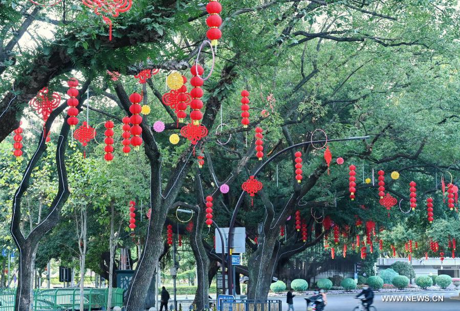 مدينة فوتشو بجنوب شرقي الصين مزينة بالفوانيس الحمراء مع اقتراب عيد الربيع التقليدي