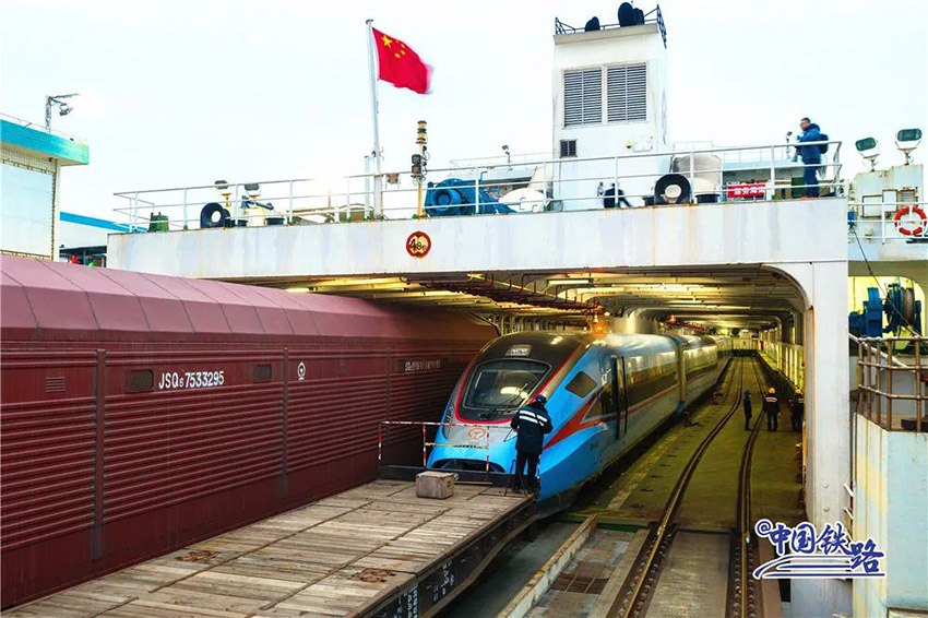 شحن قطار فوشينغ باتجاه جزيرة هاينان عبر ناقلة بحرية