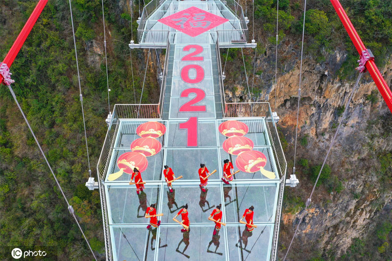 168    مترا! أطول جسر زجاجي في العالم يُظهر شريطا أحمراً ضخمًا لمهرجان عيد الربيع