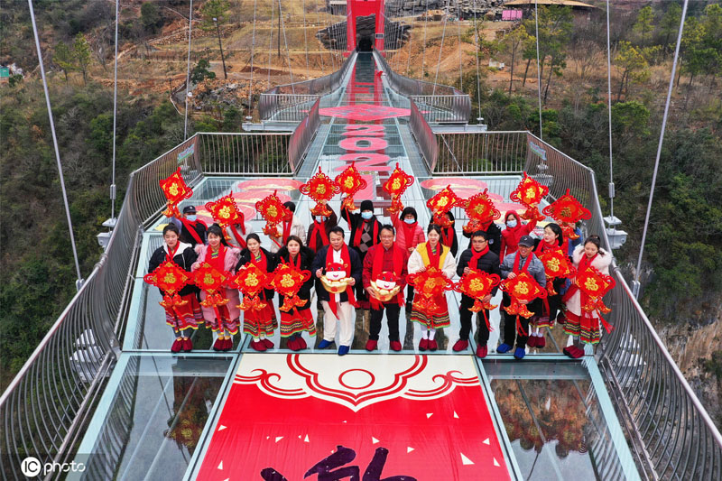 168    مترا! أطول جسر زجاجي في العالم يُظهر شريطا أحمراً ضخمًا لمهرجان عيد الربيع
