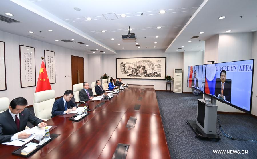 وزير الخارجية الصيني يجتمع مع نظيره اللاوسي عبر رابط فيديو