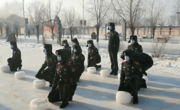ضباط الشرطة المسلحة في هاربين يلعبون شطرنج الجليد