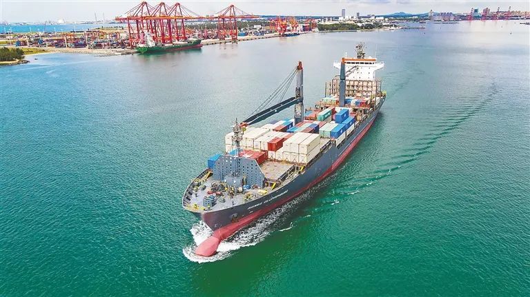 تقرير: حصيلة جيدة لأول ميناء صيني للتجارة الحرة في هاينان خلال عامه الأول