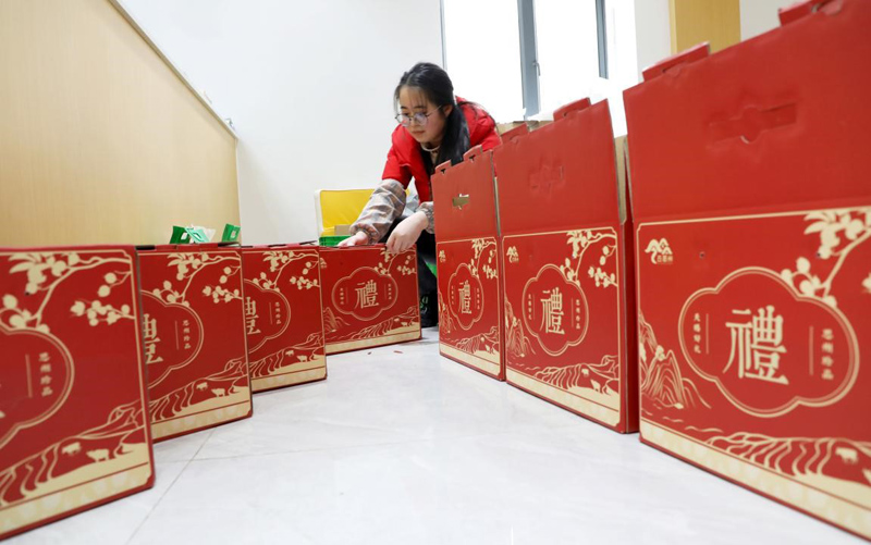 ازدياد الطلب على منتجات رأس السنة الجديدة عبر الإنترنت في الصين خلال الاستعداد للاحتفال بعيد الربيع