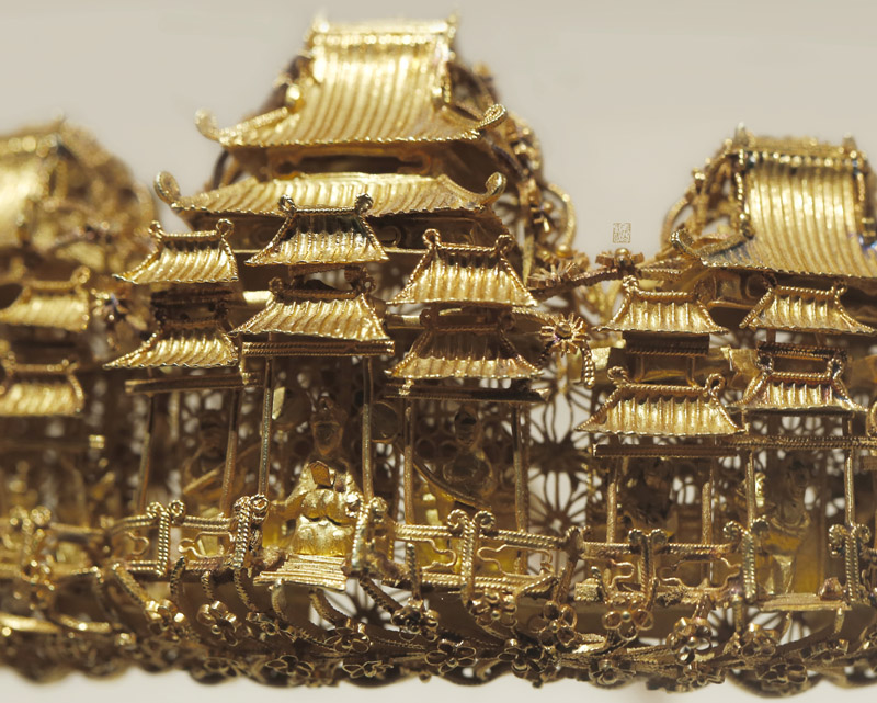 دبوس شعر من الذهب الخالص يخطف الانظار في معرض الازياء الصينية القديمة