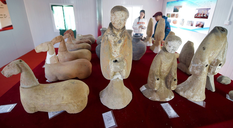 اكتشاف تماثيل وخيول فخارية في وسط الصين