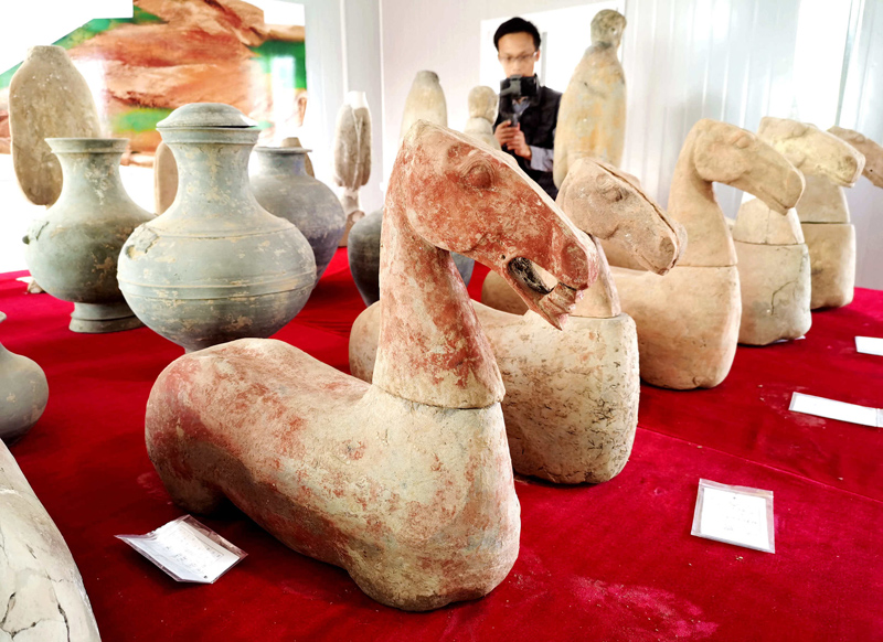 اكتشاف تماثيل وخيول فخارية في وسط الصين