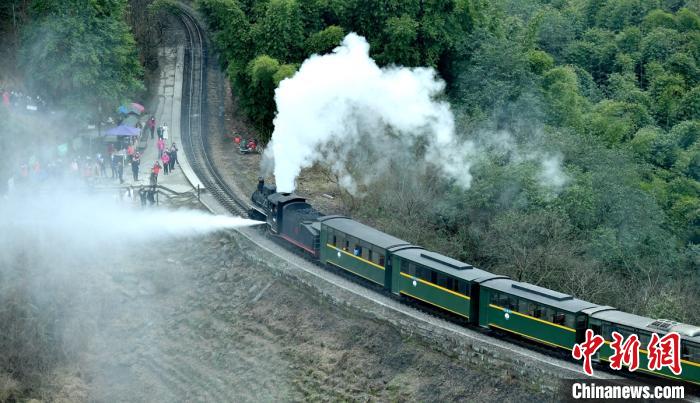 قطار الربيع يرحب بالسياح في سيتشوان
