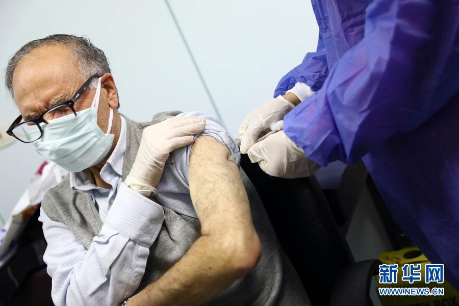 تقرير إخباري: مصر تبدأ تطعيم كبار السن ضد كورونا وفلسطين تمدد حالة الطوارئ وسط زيادة الإصابات