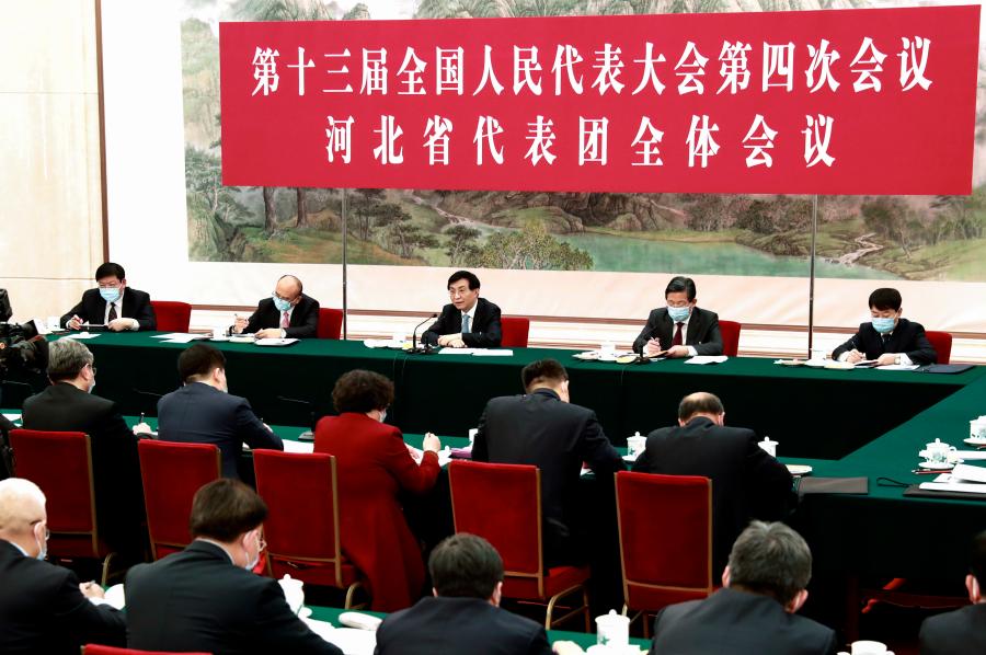 قادة صينيون بارزون يحضرون مناقشات الدورة التشريعية السنوية
