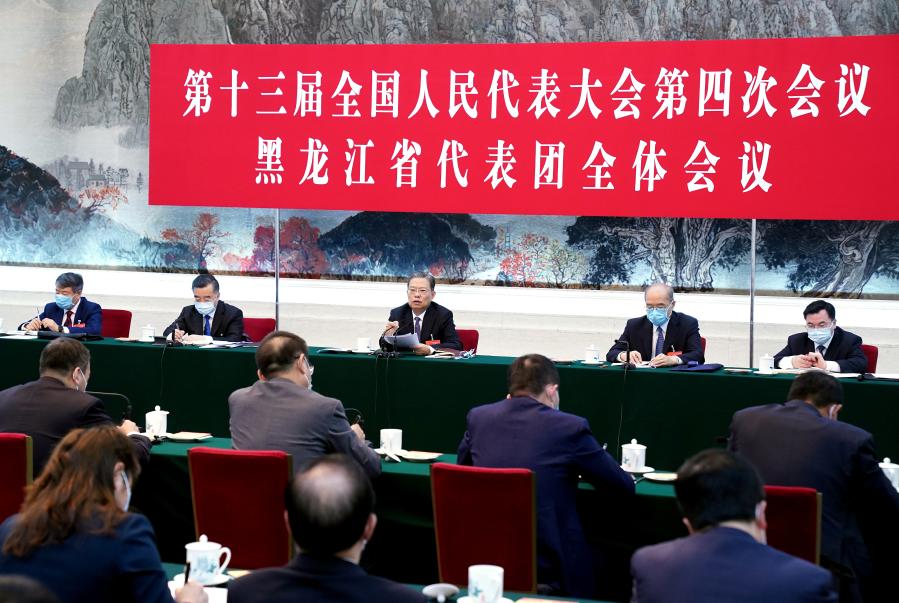 قادة صينيون بارزون يحضرون مناقشات الدورة التشريعية السنوية