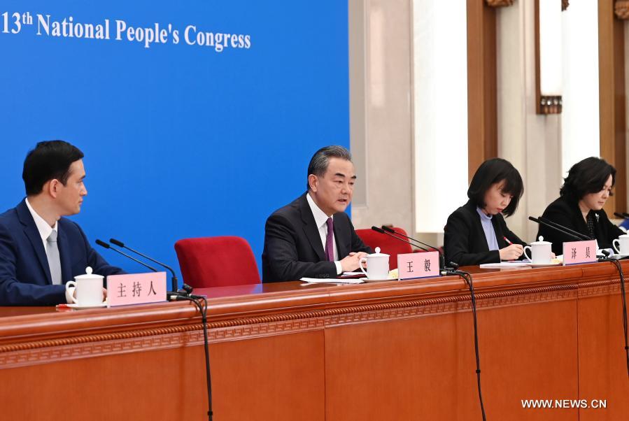 وزير الخارجية الصيني يعقد مؤتمرا صحفيا حول السياسة والعلاقات الخارجية