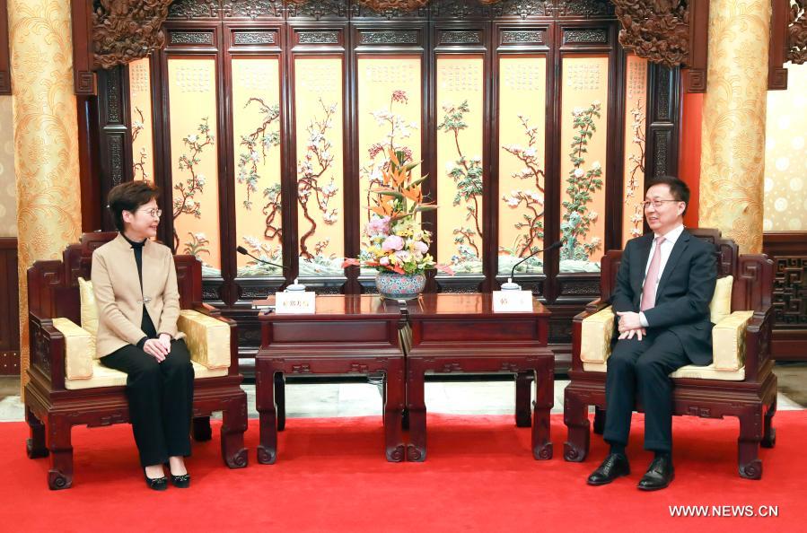 نائب رئيس مجلس الدولة الصيني يلتقي الرئيسين التنفيذيين لمنطقتي ماكاو وهونغ كونغ