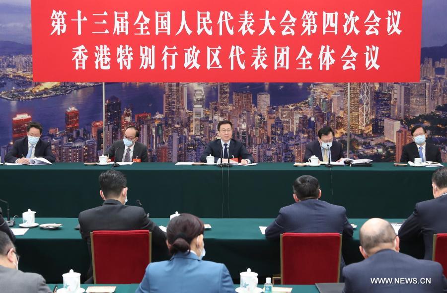 قادة صينيون بارزون يحضرون مناقشات خلال الدورة التشريعية السنوية