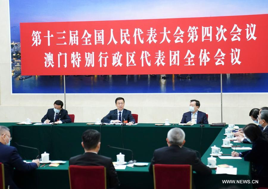 قادة صينيون بارزون يحضرون مناقشات خلال الدورة التشريعية السنوية