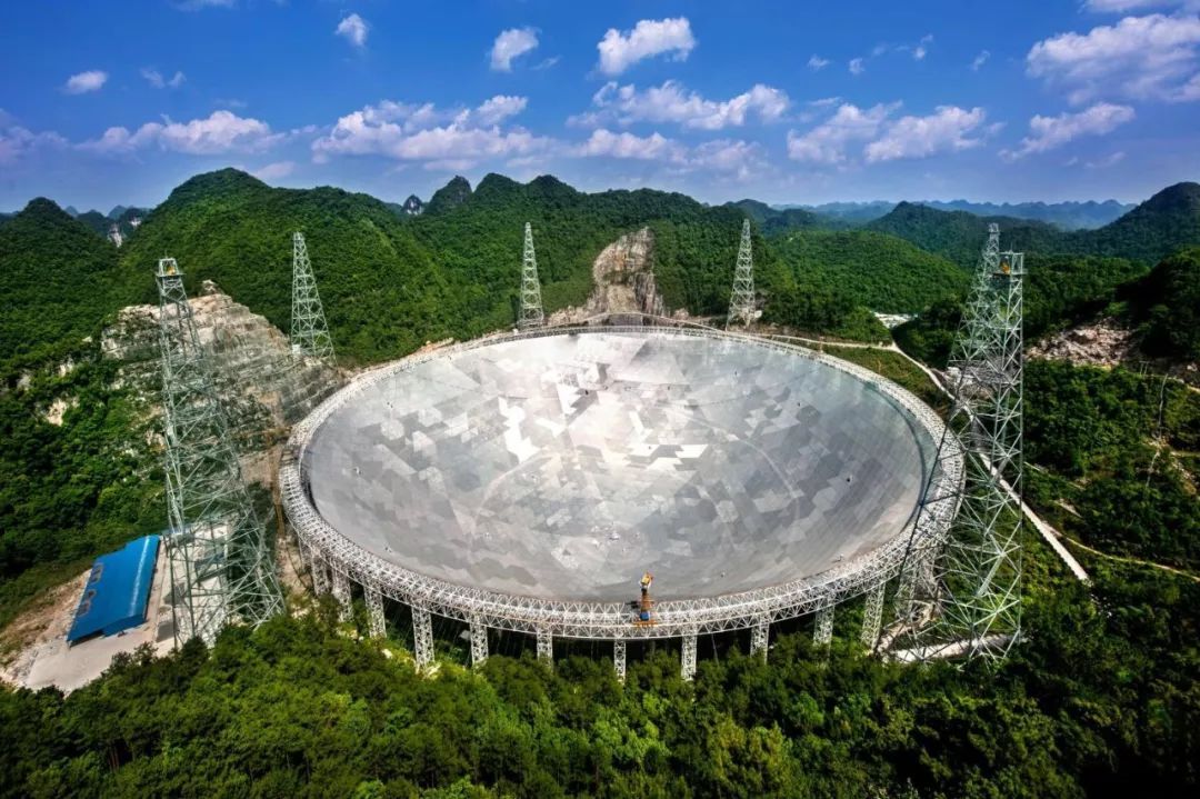تلسكوب فاست الصيني العملاق يكتشف دفقات راديو سريعة جديدة من الفضاء