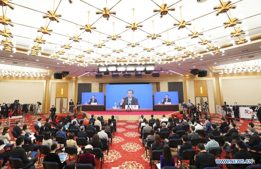 رئيس مجلس الدولة الصيني يلتقي الصحفيين