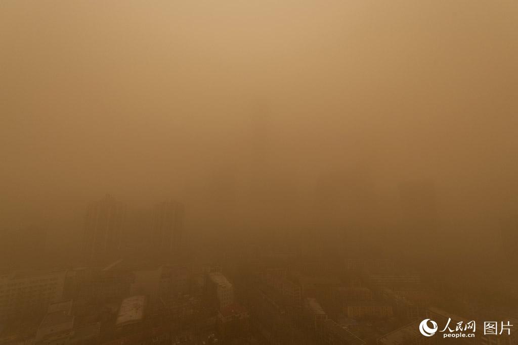 عاصفة رملية تحاصر بكين