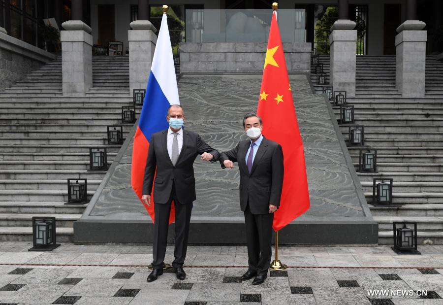 وزير الخارجية الصيني يلتقي نظيره الروسي