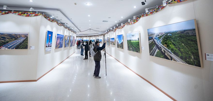 افتتاح معرض للصور عن شينجيانغ في بكين
