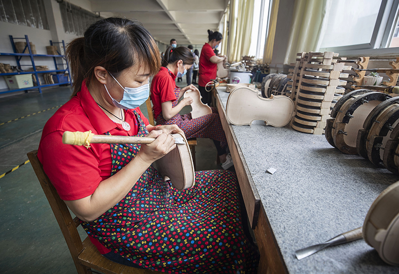 صناعة الكمان في محافظة تشوشان بخنان الصينية