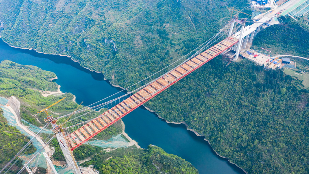 ربط جسر يانغباوشان في قويتشو بسلاسة