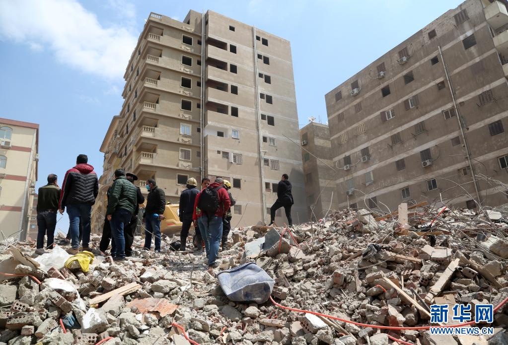 مصرع 5 وإصابة 24 إثر انهيار عقار في القاهرة