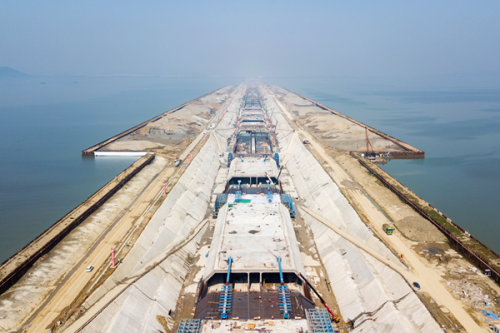 اكتمال بناء أطول نفق طريق سريع تحت الماء بشرقي الصين