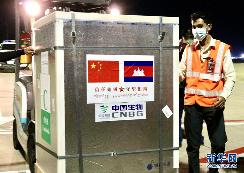 كمبوديا تتلقى دفعة جديدة من لقاحات سينوفارم الصينية المضادة لكوفيد-19