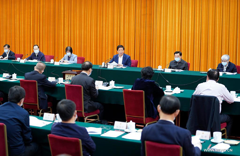 كبير المشرعين الصينيين يشدد على التطبيق الكامل لقانون الأمن البيولوجي